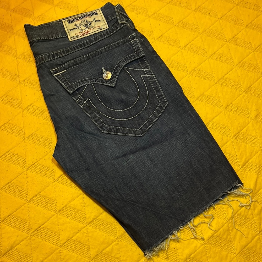 TRUE RELIGION MENS DARK DENIM CUT OFF JEANS